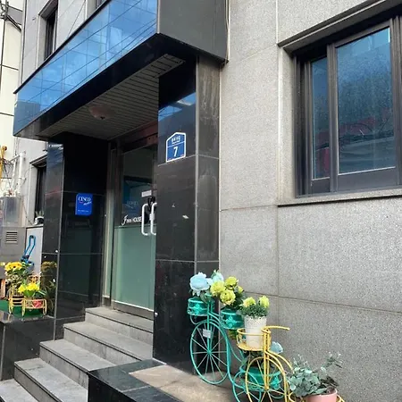 J Mini Hotel & House