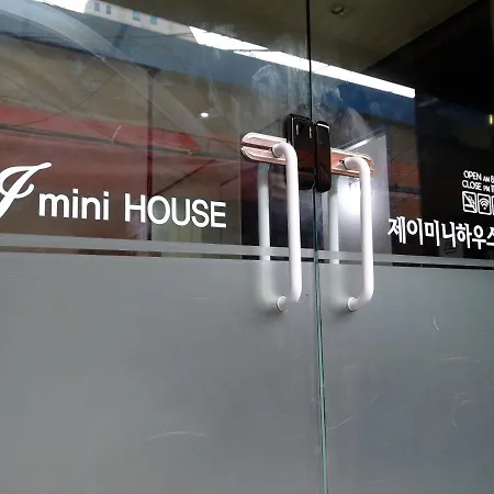 J Mini Hotel & House